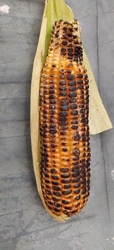 用火烤玉米棒