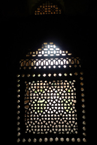 从新德里的Quwwat ul Islam清真寺的格子窗看到的景象