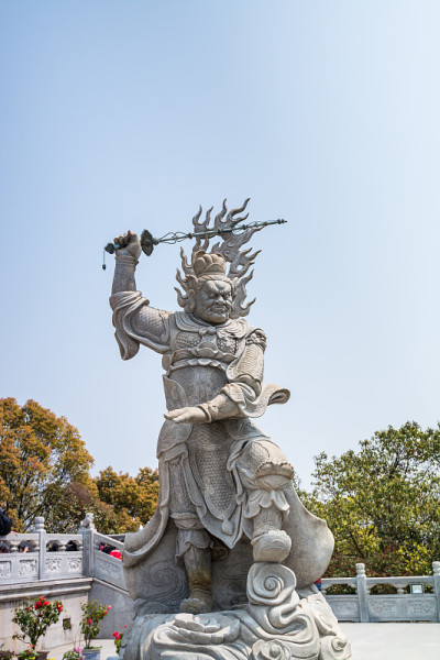浙江舟山罗家观音菩萨金像前的Viruḍhaka天王雕像，观音菩萨修行的地方