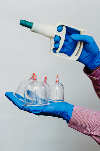 真空泵和罐的hijama。武器。在白色的背景上
