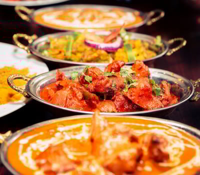 咖喱黄油鸡，帕拉克奶酪，鸡肉Tikka，印度饭，咖喱蔬菜，Papad, Dal, Palak Sab