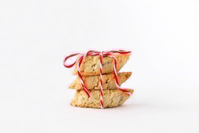 传统的托斯卡纳风味饼干——cantucci (cantuccini)或意大利脆饼，白色背景上有红白缎