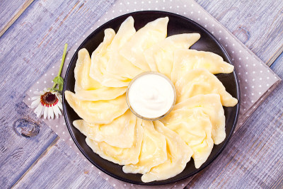 Varenyky, vareniki, pierogi, pyrohy。饺子，里面有农家干酪(农家干
