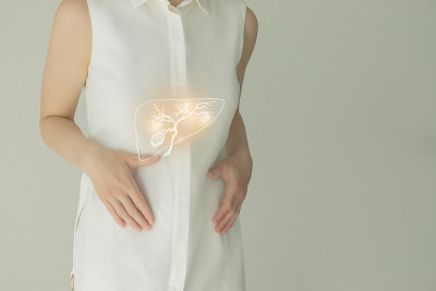 穿着白色衣服的女人手里拿着虚拟的胆囊。手绘人体器官、排毒保健、保健医院服务概念图库