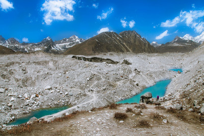 美丽的雪山和湖泊映衬着蓝天。喜马拉雅山脉、尼泊尔