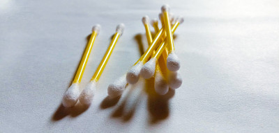 拭子检测冠状病毒试剂盒。这也是一个类似的工具，用于清洁耳朵。