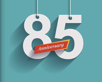 85周年纪念彩带号码。平折纸风格用长