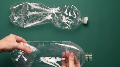 POV女用手捏碎塑料瓶供回收