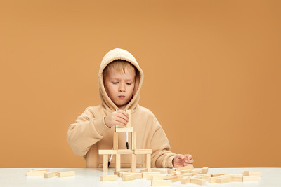 孩子们在桌子上玩木制构造器。