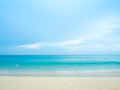 泰国普吉岛海滩上的蓝色海浪
