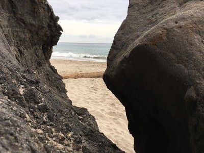 岩石之间的海滩景色