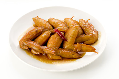 甜辣照烧鸡翅。在红烧汁中翻炒，然后煮沸