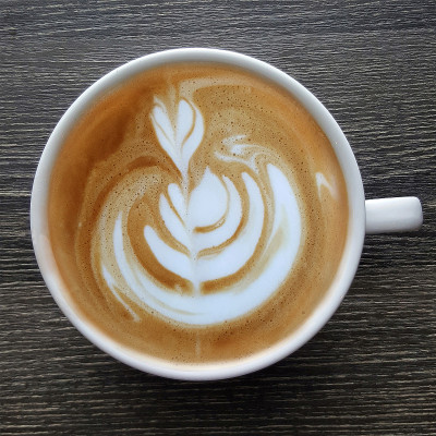 一杯拉花咖啡的俯视图。