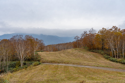 田代滑雪场在秋叶季节。日本