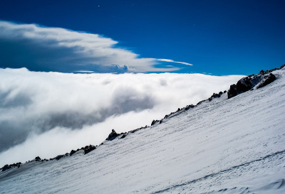山上有雪。山上有雪。山拉