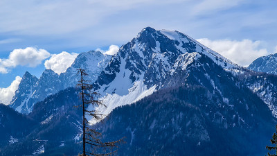 奥地利阿尔卑斯山脉的全景，部分被雪覆盖。山上的早春
