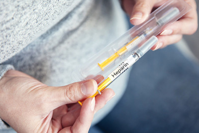 女人的手上拿着一次性肝素注射器