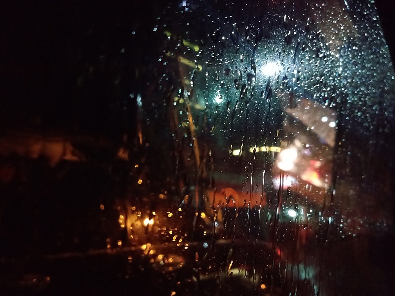 黑色美学雨点在夜晚