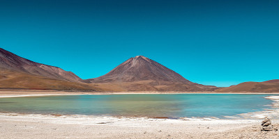 利坎卡武尔火山前的绿色湖泊