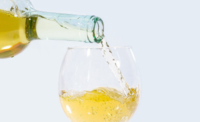 将白葡萄酒倒入酒杯中