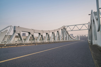 中国苏州古运河上的钢结构桥和柏油路