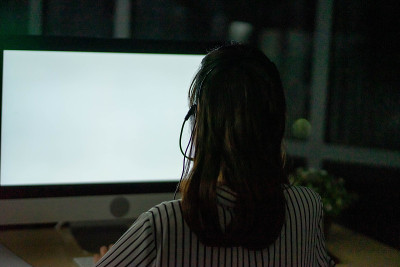 商务男士和商务女士在呼叫中心晚上在家工作的新常态