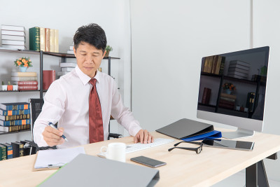 办公室里的亚洲商人