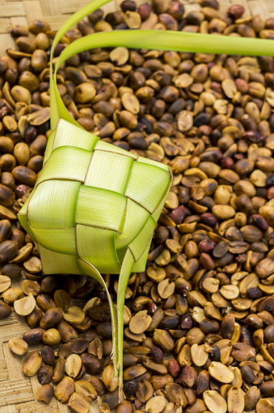 Ketupat(米饭饺子)和炒豆背景。