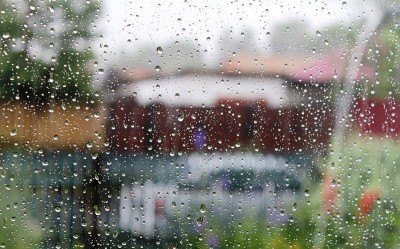 窗户上的雨滴
