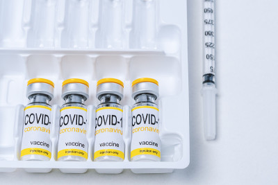 玻璃小瓶疫苗，注射器放在桌上。疫苗接种、免疫接种、治疗Covid - 19冠状病毒感染。医疗保健和医