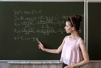 聪明的女学生在黑板上写数学公式