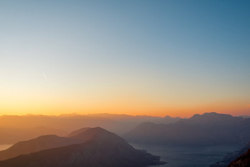 夕阳下的巴尔干山脉