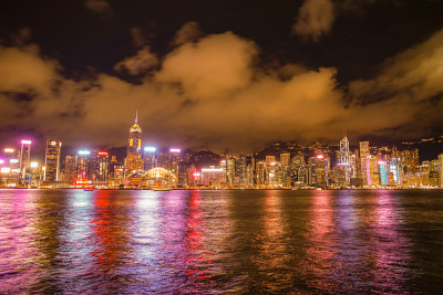 从维多利亚港眺望香港夜景