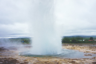 著名的冰岛间歇泉Geysir Strokkur喷发在冰岛，Thingvellir国家公园