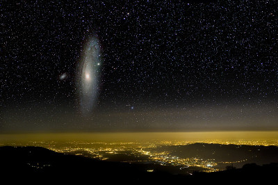 城市灯光之上的宇宙。仙女座星系。