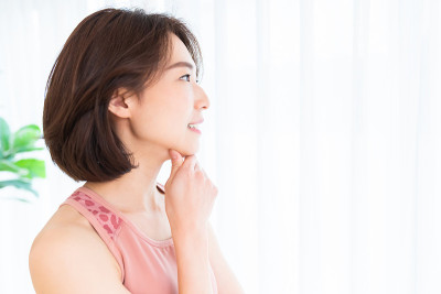 年轻的亚洲女人在房间里锻炼
