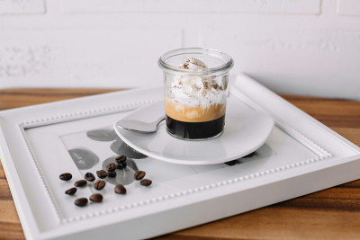 杯子里的咖啡和冰淇淋，相框上的咖啡豆，affogato