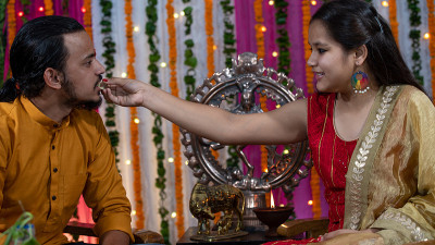 印度家庭庆祝Raksha Bandhan节