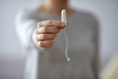 阴道内应用前在女性手上涂坦波。