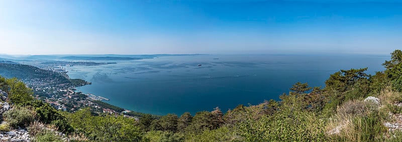 从蒙特·格里萨神庙到意大利特里斯特海湾的景色