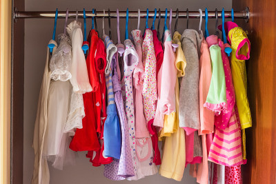 孩子们的衣服在壁橱里