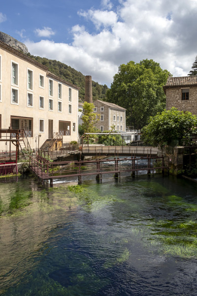 Fontaine-de-Vaucluse老城区，位于法国南部普罗旺斯的一个迷人的中世纪村庄