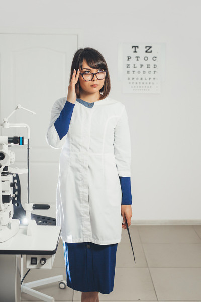 眼科医生在办公室实习，检查视力。医院、诊所、考试。在医院做视力检查