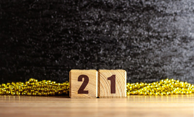 木块上的题字是2021年。新年的设计。