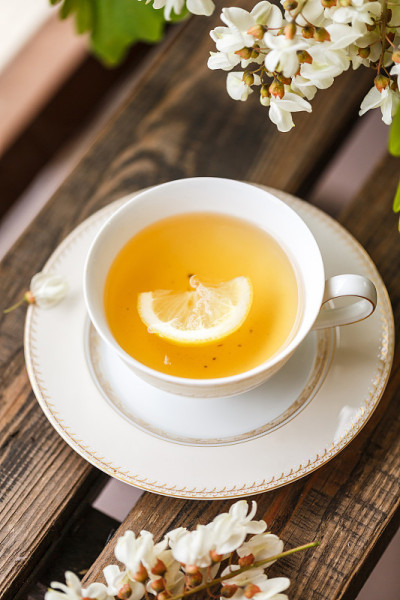 一杯茶和阳台上的茶托