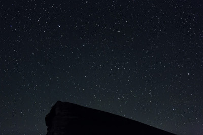 北高加索山脉上的星空。夏夜黄昏时分。