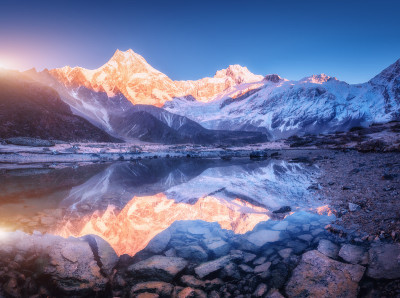 雪山上有发光的山峰和美丽的湖泊
