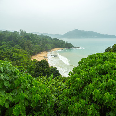 普吉岛海滩，海湾阴天