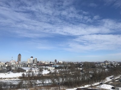 得梅因冬季城市景观。晴朗的天空。