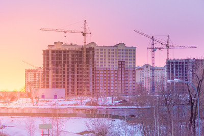 冬天的早晨，城郊正在建设多层住宅楼